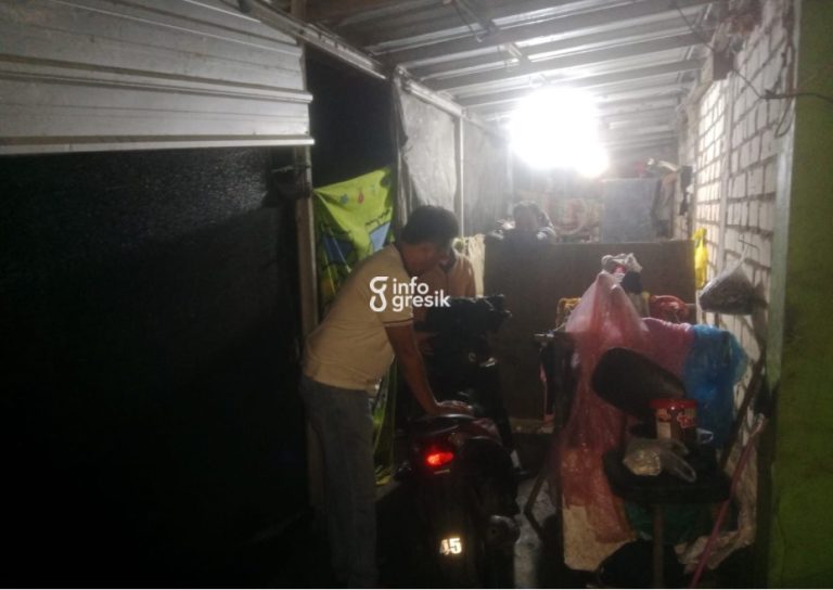 Barang bukti sepeda motor Honda Beat merah milik korban yang sempat dicuri dan berhasil diamankan petugas. (Foto: Ist/Infogresik)