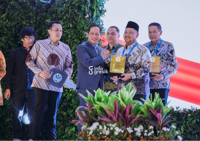 Menteri Lingkungan Hidup, Hanif Faisol Nurofiq, saat menyerahkan penghargaan kepada Bupati Gresik, Fandi Akhmad Yani, dalam Rakornas Pengelolaan Sampah 2026 di Jakarta. (Foto: Ist/Infogresik)
