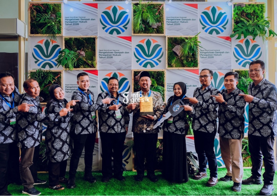 Bupati Gresik, Fandi Akhmad Yani, bersama Kepala DLH Gresik, Sri Subaidah, dan jajaran menunjukkan sertifikat penghargaan serta kunci motor sampah hadiah. (Foto: Ist/Infogresik)