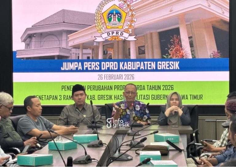 Wakil Ketua DPRD Gresik Ahmad Nurhamim didampingi Wakil Ketua DPRD Gresik Lutfi Dhawam dan Anggota DPRD Gresik Elvita Yuliati Vetty saat jumpa pers. (Foto: Khanif Rosidin/Infogresik)