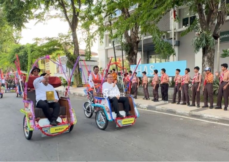 Bupati Gresik Fandi Akhmad Yani didampingi Wakil Bupati Gresik Asluchul Alif saat menyapa warga dan pelajar. (Foto: Khanif Rosidin/Infogresik)