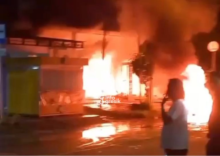 Kondisi rumah terduga pelaku pembacokan di Desa Tlogosadang, Kecamatan Paciran, Kabupaten Lamongan, saat dibakar massa. (Foto: Ist/Infogresik)