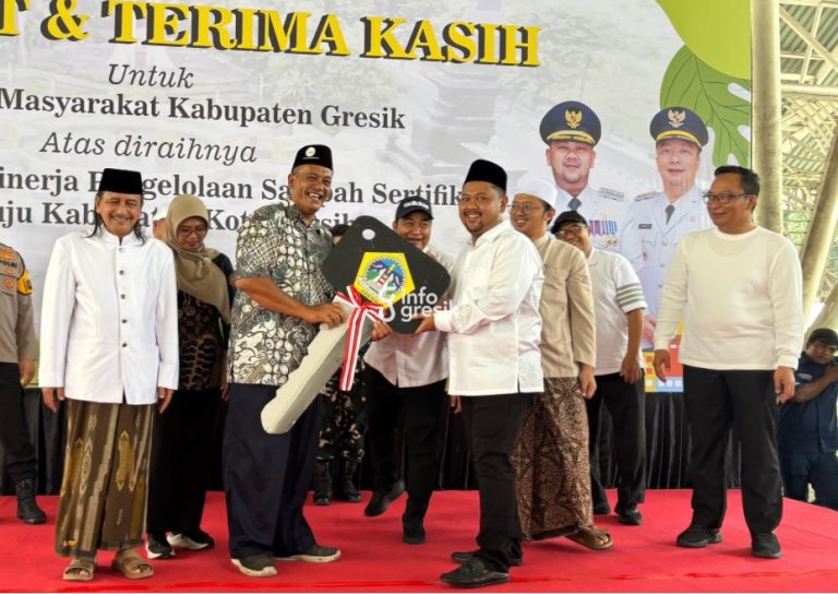 Bupati Gresik Fandi Akhmad Yani saat menyerahkan bantuan motor pengangkut sampah kepada Kepala Desa Randuboto, Andhy Sulandra. (Foto: Ist/Infogresik)