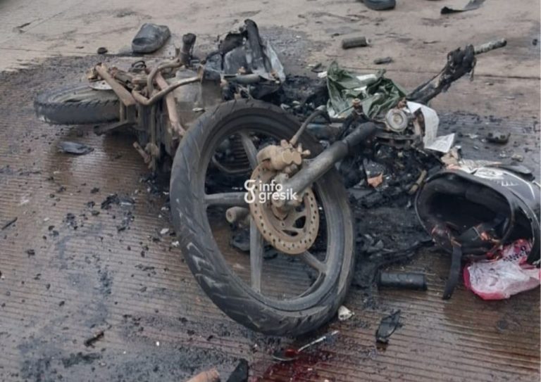 Kondisi sepeda motor korban yang hangus terbakar dan rusak parah usai kecelakaan maut di Jalan Raya Samirplapan, Duduksampeyan. (Foto: Ist/Infogresik)