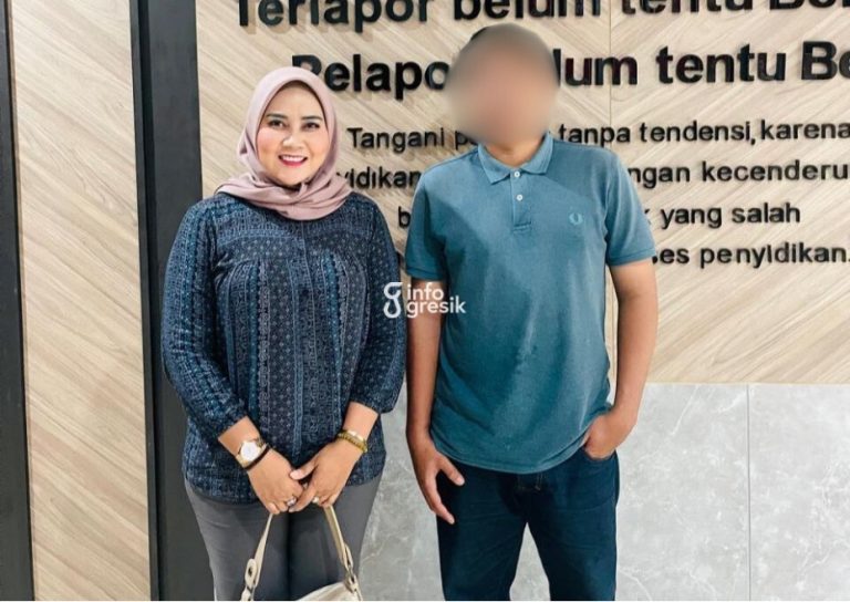 Korban MRS (kanan) didampingi kuasa hukumnya, Debby Puspita Sari, S.H., saat menjalani pemeriksaan di Mapolres Gresik. (Foto: Ist/Infogresik)