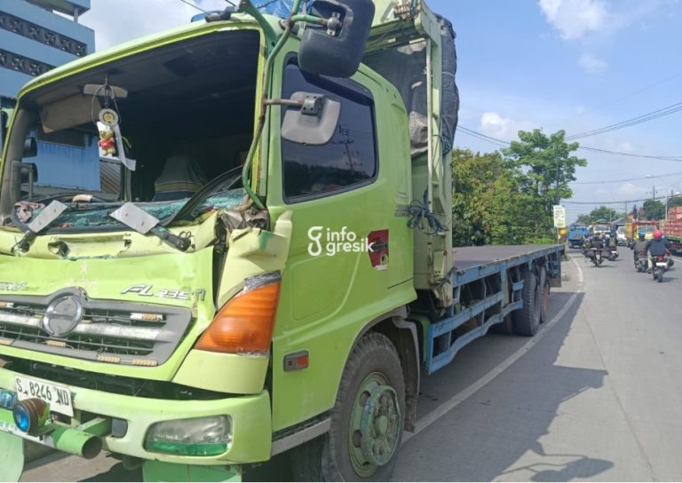 Kondisi truk usai mengalami kecelakaan di Driyorejo. (Foto: Ist/Infogresik)