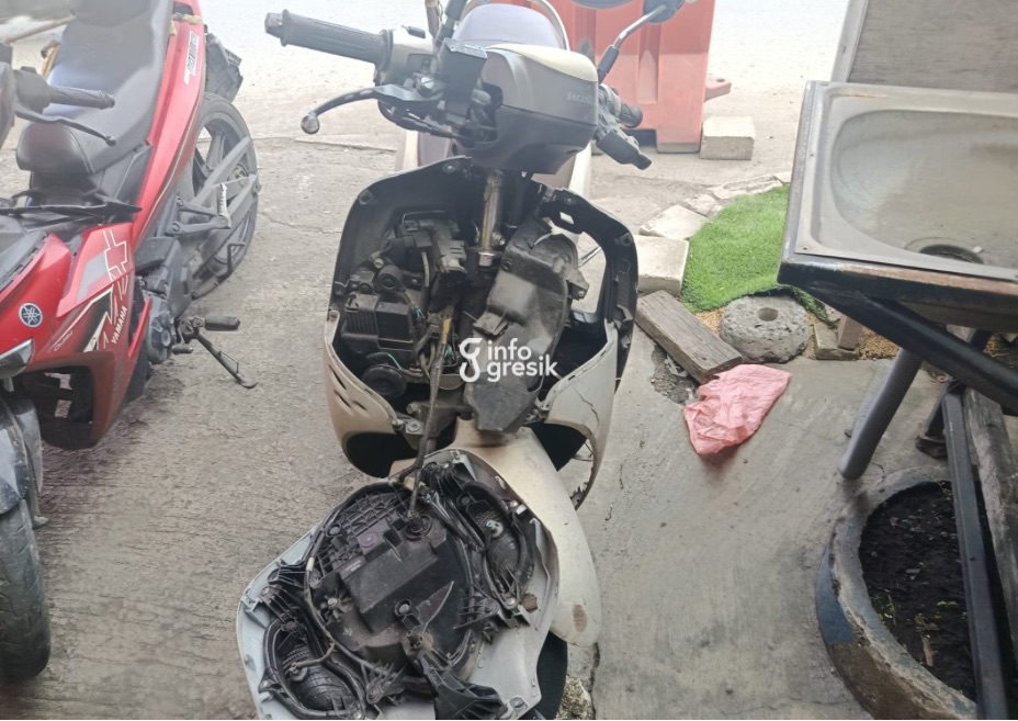 Kondisi sepeda motor Honda Scoopy yang ringsek usai terlibat kecelakaan beruntun akibat truk rem blong di Jalan Raya Legundi, Driyorejo, Gresik. (Foto: Ist/Infogresik)