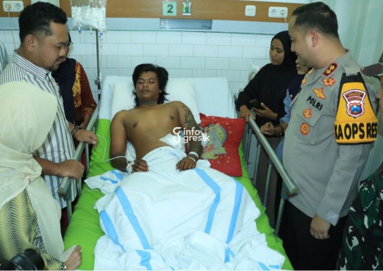 Kapolres Gresik AKBP Ramadhan Nasution bersama Bupati Gresik Fandi Akhmad Yani dan perwakilan Kodim Gresik saat menjenguk korban pembacokan di RSUD Ibnu Sina Gresik. (Foto: Ist/Infogresik)