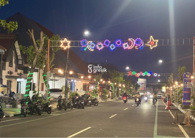 Penampakan lampu hias yang mempercantik suasana malam di Jalan Basuki Rahmat, kawasan Kawasan Wisata Bandar Grissee, Kabupaten Gresik. (Foto: Khanif Rosidin/Infogresik)