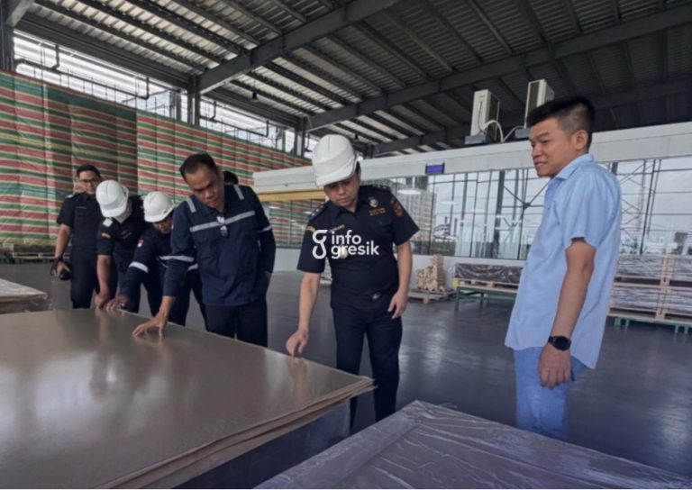 Manajemen PT Xinyi Solar Indonesia bersama Kantor Bea Cukai Gresik dan pengelola Kawasan Ekonomi Khusus Gresik saat meninjau produk solar glass. (Foto: Ist/Infogresik)