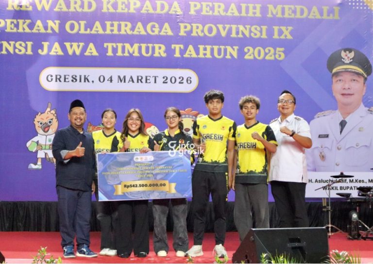 Fandi Akhmad Yani didampingi Wakil Bupati dr. Asluchul Alif saat menyerahkan bonus kepada atlet peraih medali Pekan Olahraga Provinsi Jawa Timur IX 2025. (Foto: Ist/Infogresik)