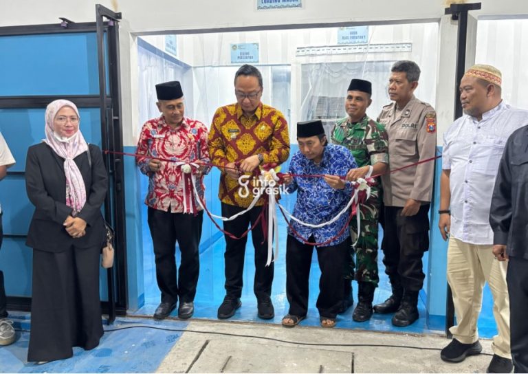 Wabup Gresik dr. Asluchul Alif didampingi Camat Bungah Moh. Izzul Muttaqin, Mitra SPPG Yuyun Wahyudi, Anggota DPRD Gresik Nur Saidah, perwakilan yayasan, serta unsur TNI dan Polri saat peresmian SPPG Sinar Giri Kedaton di Bungah. (Foto: Khanif Rosidin/Infogresik)