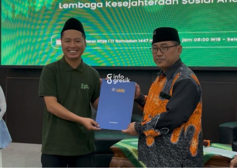 Rektor UM Gresik, Prof. Dr. Khoirul Anwar, saat menyerahkan sertifikat penghargaan kepada jurnalis Infogresik, Khanif Rosidin. (Foto: Ist/Infogresik)