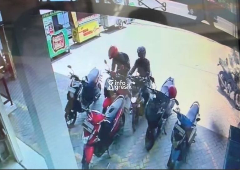 Tangkapan layar rekaman CCTV saat dua pelaku mencuri sepeda motor di parkiran Indomaret Desa Sidomulyo, Kecamatan Sidayu. (Foto: Ist/Infogresik)
