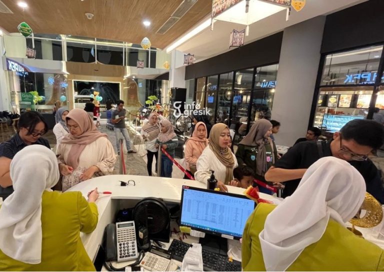 Suasana ramai pengunjung saat program Late Night Shopping Ramadhan di Gressmall Gresik. (Foto: Ist/Infogresik)