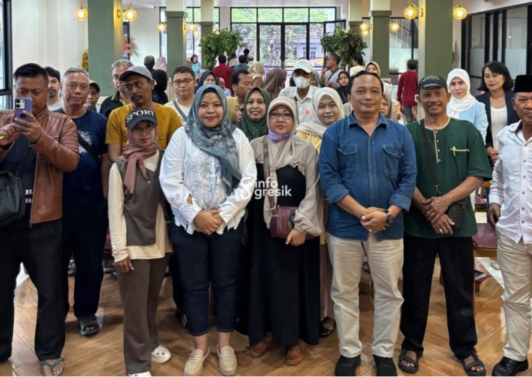 Anggota DPRD Gresik Ricke Mayumi didampingi Asisten I Sekda Gresik Suprapto bersama warga usai sosialisasi Perda Ketenagakerjaan. (Foto: Khanif Rosidin/Infogresik)