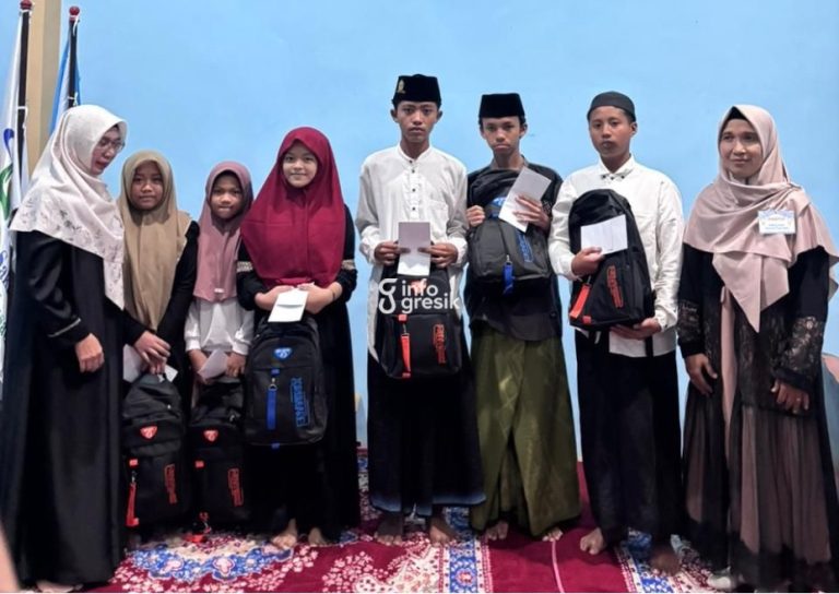 Direktur RS Randegansari Husada, dr. Titik Maimanah saat menyerahkan santunan berupa uang tunai dan perlengkapan sekolah kepada anak yatim. (Foto: Ist/Infogresik)
