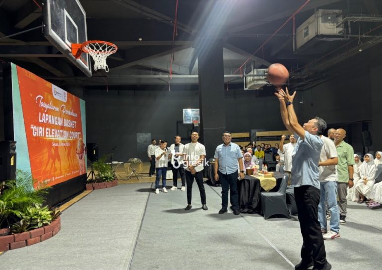 General Manager Gressmall Erich Pramono Bangun melempar bola basket sebagai simbol peresmian Giri Elevation Court (GEC) di area P6 Gressmall. (Foto: Khanif Rosidin/Infogresik)