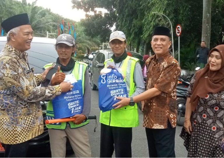 Kepala Dinas Pertanian Gresik Eko Anandito Putro bersama Sekretaris Dinas Baktiar Hutabarat saat menyalurkan takjil kepada masyarakat di depan Kantor Bupati Gresik. (Foto: Ist/Infogresik)