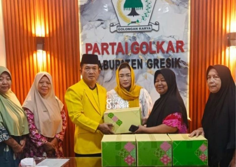 Ketua DPD Partai Golkar Gresik, Wongso Negoro saat menyalurkan bantuan kepada masyarakat dalam kegiatan sosial yang digelar DPD Golkar Gresik. (Foto: Ist/Infogresik)