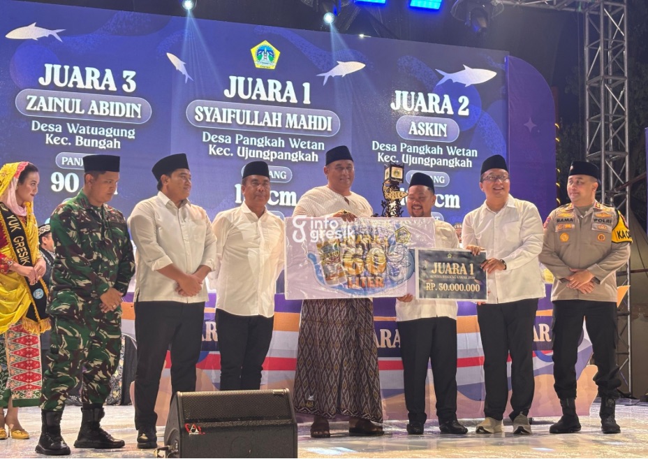 Petambak sekaligus Kepala Desa Pangkahwetan, Syaifullah Mahdi saat menerima hadiah juara 1 Kontes Bandeng senilai Rp30 juta. (Foto: Khanif Rosidin/Infogresik)