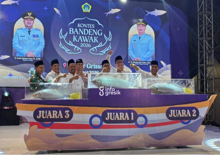 SVP Audit Petrokimia Gresik, Alif Rhodiyan bersama Forkopimda berfoto dengan bandeng kawak juara usai lelang pada Kontes Bandeng Gresik 2026. (Foto: Khanif Rosidin/Infogresik)