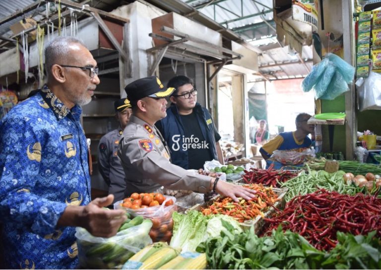 Kapolres Gresik, AKBP Ramadhan Nasution, didampingi Kasatreskrim AKP Arya Widjaya dan Kepala Dinas Perindustrian dan Perdagangan (Disperindag) Gresik, Darmawan, saat meninjau pasar di Gresik. (Foto: Ist/Infogresik)