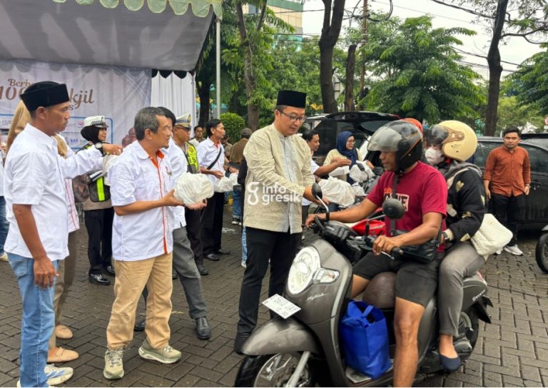 Dihadiri Wabup dr. Alif, REI Gresik Bagikan Seribu Paket Takjil Ramadan di Depan Icon Mall Asluchul Alif bersama Ketua Real Estate Indonesia (REI) Komisariat Gresik Gagah Purna Ujiato dan Wakil Ketua REI H. Yazid saat membagikan takjil kepada pengendara di depan Icon Mall Gresik. (Foto: Khanif Rosidin/Infogresik)