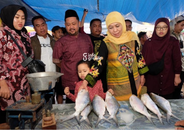 Gubernur Jawa Timur, Khofifah Indar Parawansa, didampingi Bupati Gresik, Fandi Akhmad Yani, saat membeli bandeng. (Foto: Ist/Infogresik)