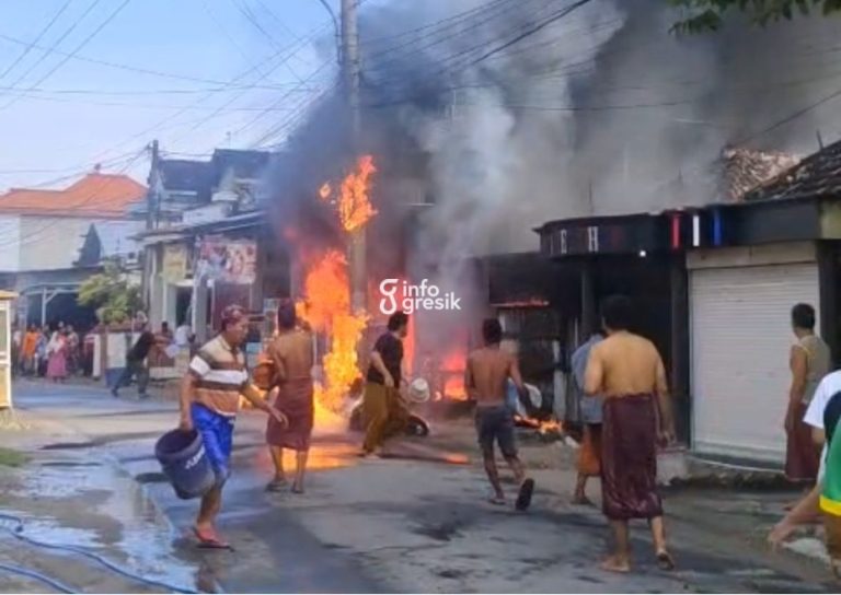 Suasana warga berupaya memadamkan api dengan alat seadanya saat kebakaran Pom Mini di Desa Campurejo, Kecamatan Panceng, Gresik. (Foto: Ist/Infogresik)