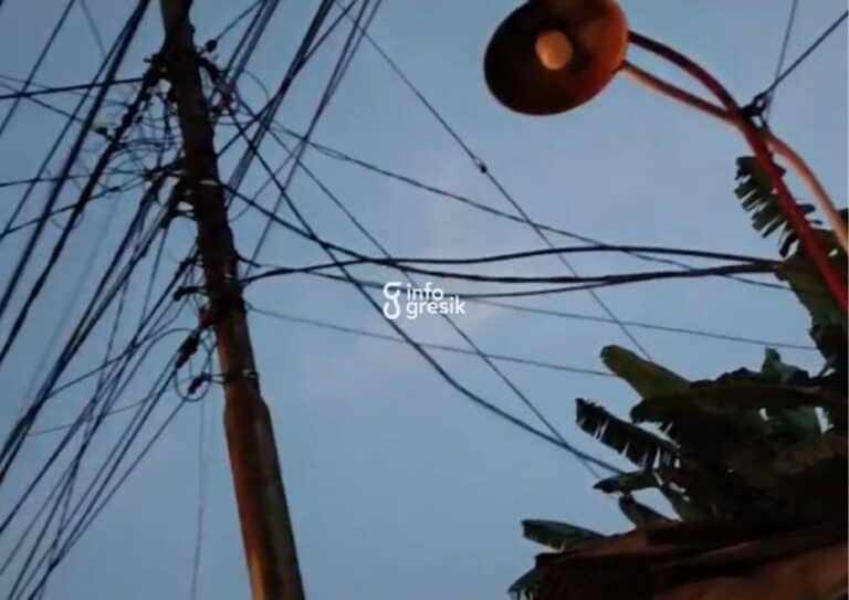 Kabel PJU di Sidomukti Gresik Keluarkan Percikan Api, Warga Lapor Damkar Kondisi kabel PJU di Kelurahan Sidomukti, Kecamatan Kebomas, Gresik, usai terbakar. (Foto: Ist/Infogresik)