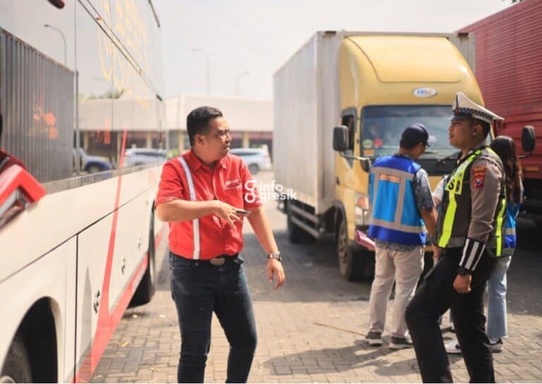 Petugas Satlantas Polres Gresik saat menggelar rampcheck di Rest Area Wringinanom, Gresik. (Foto: Ist/Infogresik)