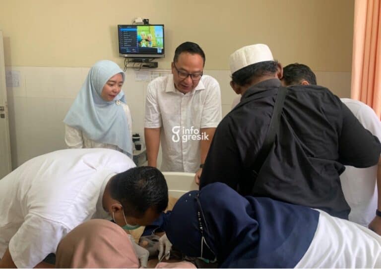 Rayakan HUT ke-12, RS Fathma Medika Gelar Khitanan Massal Gratis untuk Ratusan Anak Wakil Bupati Gresik, Asluchul Alif, didampingi Direktur Utama RS Fathma Medika, Cicin Ulfinah, saat melihat prosesi khitan. (Foto: Ist/Infogresik)