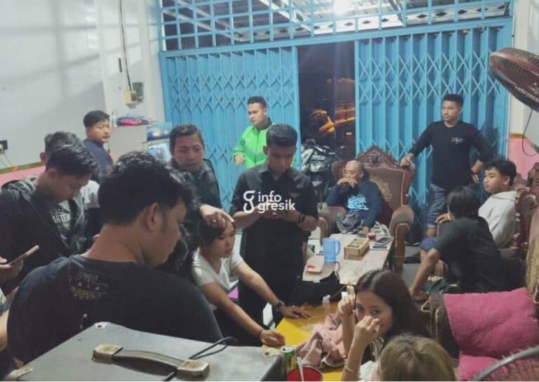 Baru Usai Lebaran, Tempat Hiburan di Cerme Langsung Tancap Gas Jual Miras Petugas Polres Gresik saat menggerebek tempat hiburan karaoke di Kecamatan Cerme yang kedapatan menjual minuman keras (miras). (Foto: Ist/Infogresik)