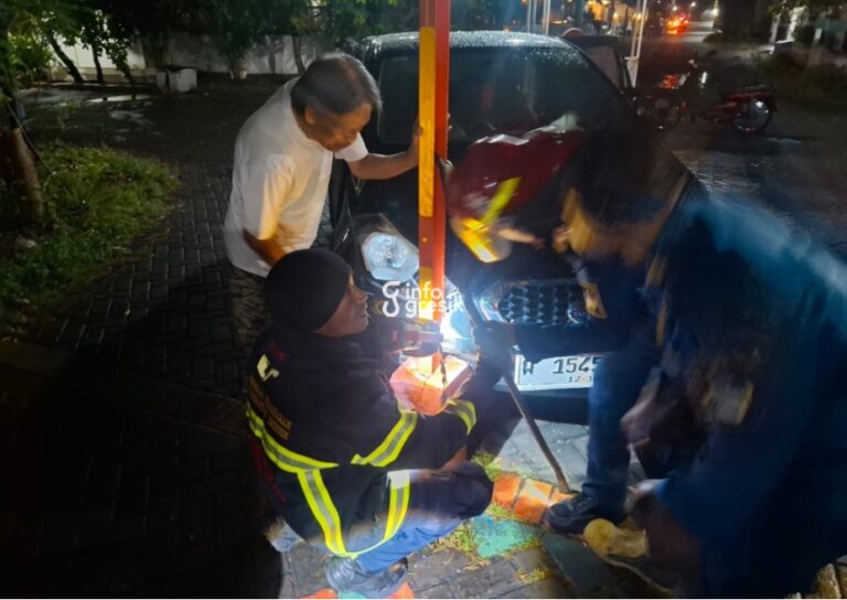 Proses evakuasi mobil yang tersangkut di portal jalan di kawasan GKB, Kebomas, Gresik. (Foto: Ist/Infogresik)