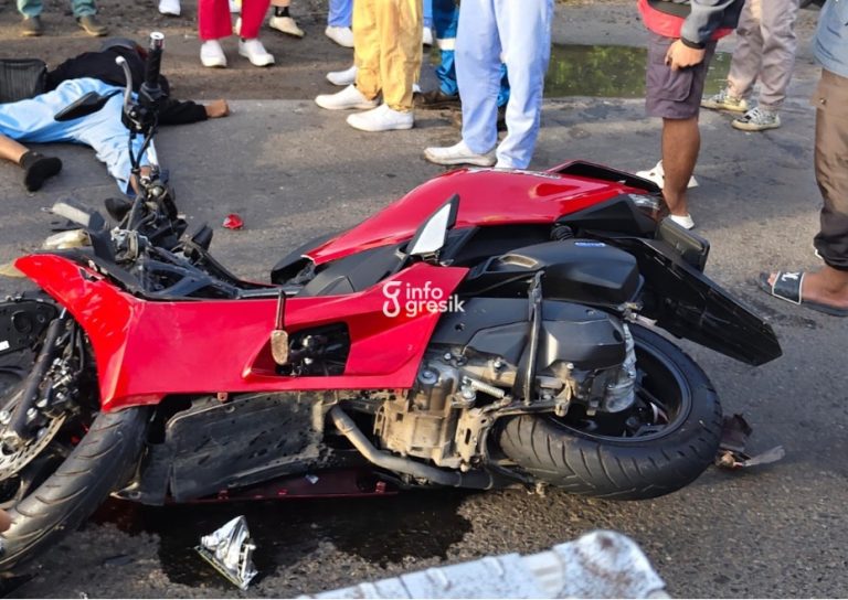 Sejumlah pengendara melintas memperlambat laju kendaraan saat melihat kondisi korban kecelakaan di Jalan Raya Banyutami, Manyar. (Foto: Ist/Infogresik)