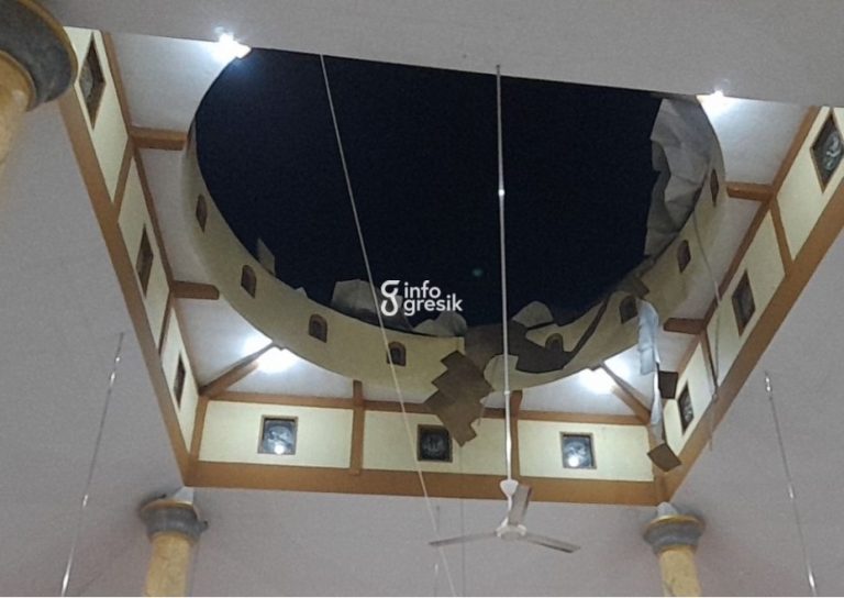 Kondisi kubah Masjid Al-Furqan di Desa Dermo, Kecamatan Benjeng, Kabupaten Gresik yang ambruk usai diterjang angin kencang. (Foto: Ist/Infogresik)