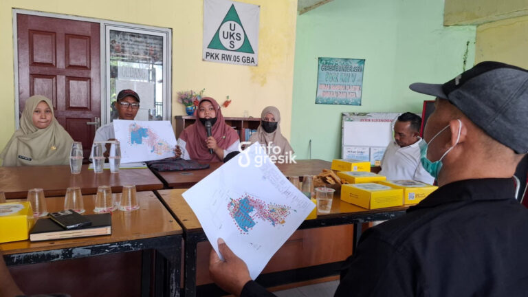 Proses verifikasi lapangan oleh warga bersama DCKPKP Gresik terkait penyerahan fasum dan fasos di Perumahan GBA. (Foto: Ist/Infogresik)