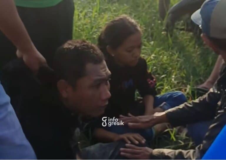 Dua terduga pelaku curanmor saat diamankan warga di area persawahan Balongpanggang. (Foto: Ist/Infogresik)