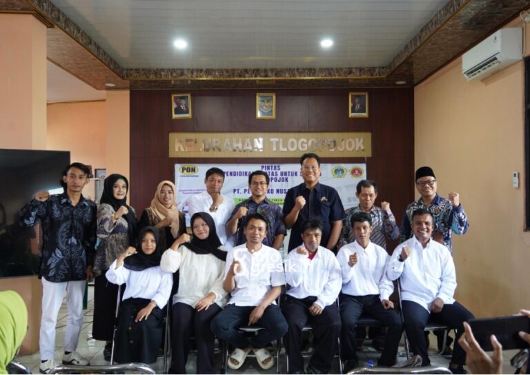 Perwakilan PT Petro Oxo Nusantara (PON) bersama peserta pendidikan Paket B dan Paket C di Kelurahan Tlogopojok, Gresik. (Foto: Ist/Infogresik)