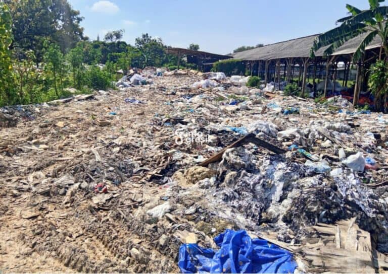 Tumpukan limbah industri yang dibuang di perbatasan Desa Wadeng dan Desa Gedangan. (Foto: Ist/Infogresik)