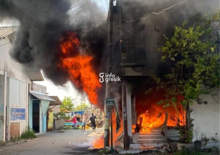 Kebakaran Lahap Toko Solar dan Jaring di Desa Pangkahwetan Ujungpangkah, Kerugian Tembus Setengah Miliar Kondisi kebakaran yang melanda toko milik Mufid, warga Desa Pangkahwetan, Kecamatan Ujungpangkah. (Foto: Ist/Infogresik)
