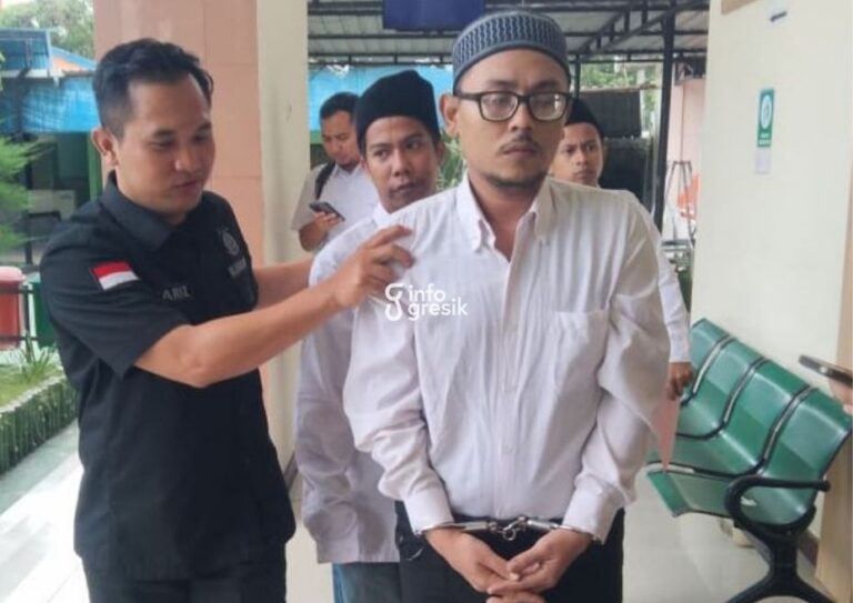 Terdakwa Syahrama saat menjalani sidang di Pengadilan Negeri Gresik. (Foto: Ist/Infogresik)