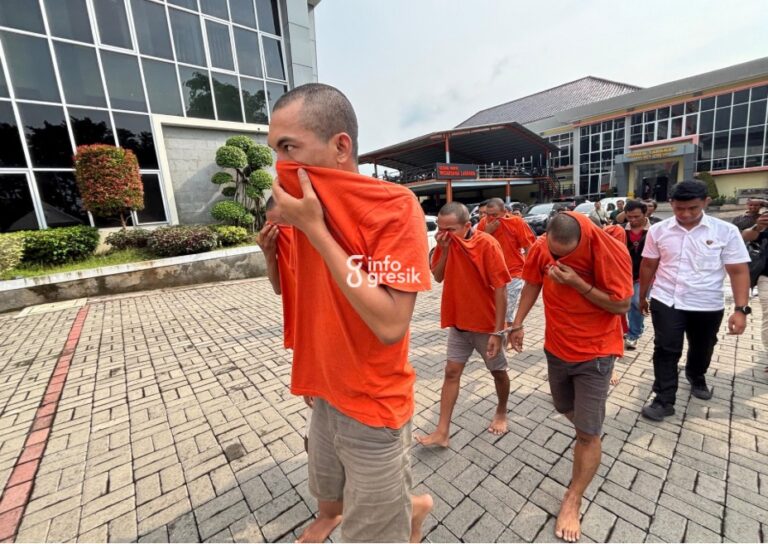 Sabu Diselipkan dalam Paket Pakaian dan Sepatu, Polres Gresik Bongkar Jaringan Narkoba Madura–Bawean Enam tersangka kasus narkotika saat diamankan di Mapolres Gresik. (Foto: Khanif Rosidin/Infogresik)