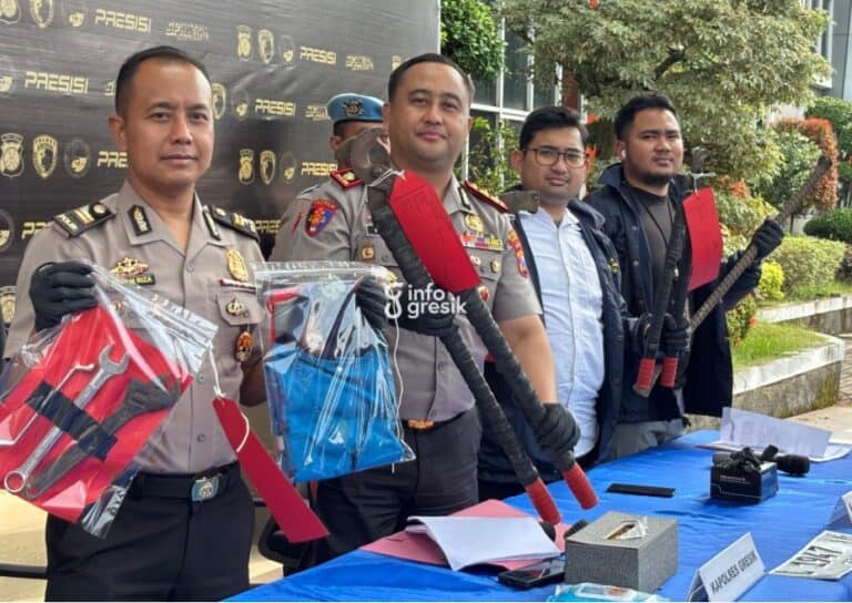 Menyamar Pakai Seragam Petugas, Komplotan Pencuri Kabel PLN Lintas Daerah Diringkus Satreskrim Polres Gresik Kapolres Gresik AKBP Ramadhan Nasution didampingi Kasi Humas Iptu Hepi Muslih Riza dan Kanit Resmob Satreskrim Ipda Andi Muh. Asyraf Gunawan. (Foto: Khanif Rosidin/Infogresik)