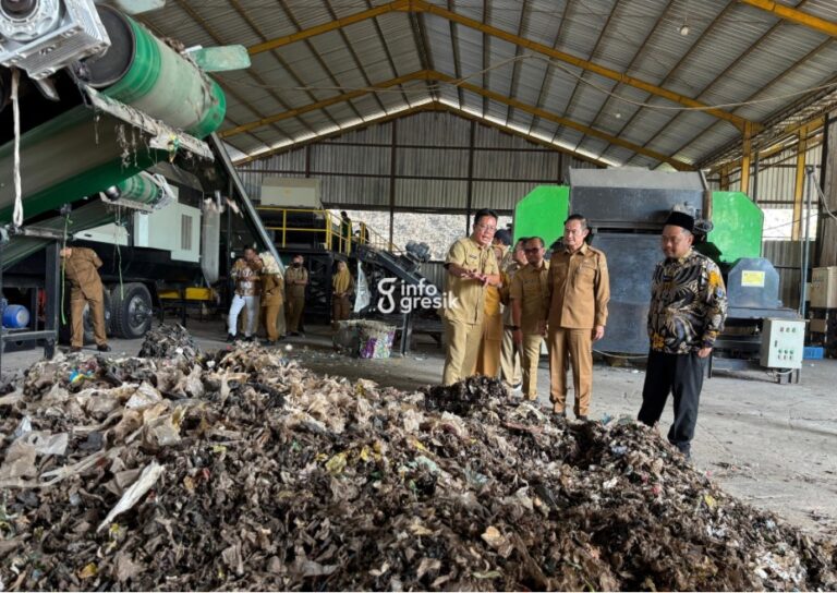 Bupati Lamongan Yuhronur Effendi didampingi Bupati Gresik Fandi Akhmad Yani saat meninjau TPST Ngipik. (Foto: Khanif Rosidin/Infogresik)