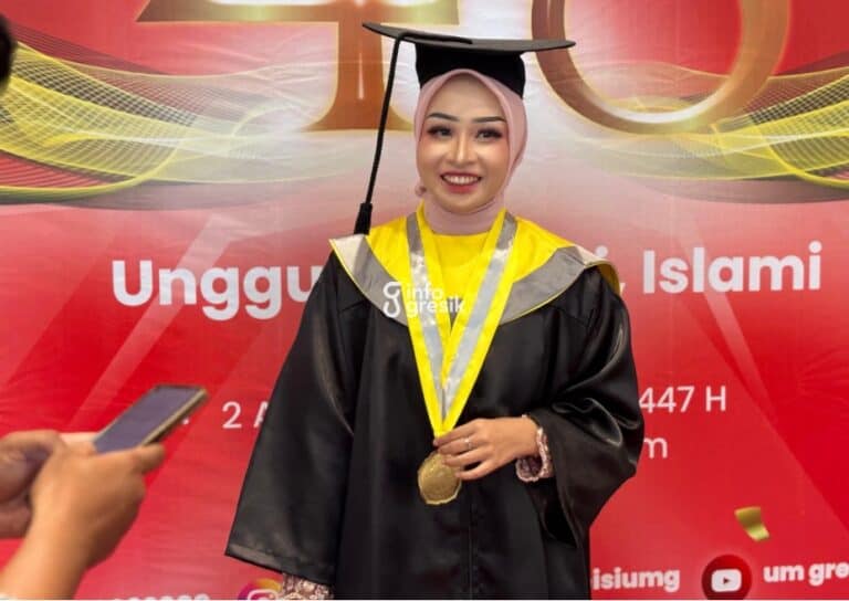 Anak Guru Honorer Jadi Lulusan Terbaik UMG, Wabup Gresik Dorong Wisudawan Ciptakan Peluang Kerja Lulusan terbaik Universitas Muhammadiyah Gresik (UMG), Dewi Ayu Wandirah. (Foto: Khanif Rosidin/Infogresik)
