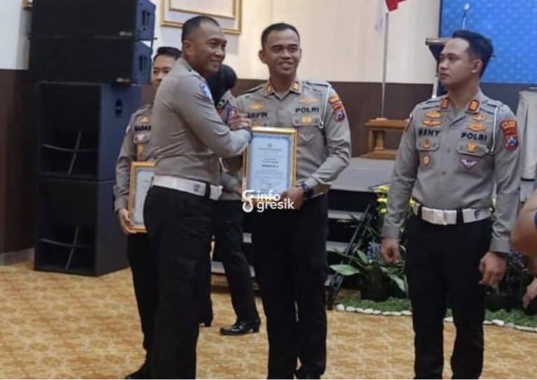 Kasat Lantas Polres Gresik AKP Nur Arifin saat menerima penghargaan. (Foto: Ist/Infogresik)