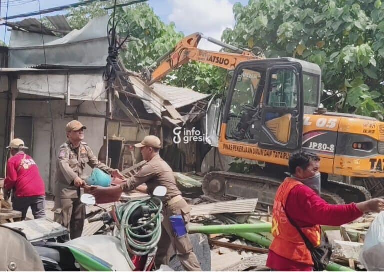 Suasana pembongkaran bangunan liar di Dusun Semambung, Desa Driyorejo, Kecamatan Driyorejo. (Foto: Ist/Infogresik)