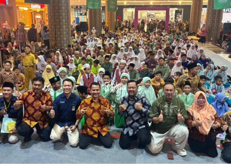 Bupati Gresik Fandi Akhmad Yani bersama Kepala Dinas Pendidikan Hariyanto, General Manager Gressmall Erich Pramono Bangun, serta guru dan peserta lomba cerdas cermat. (Foto: Khanif Rosidin/Infogresik)